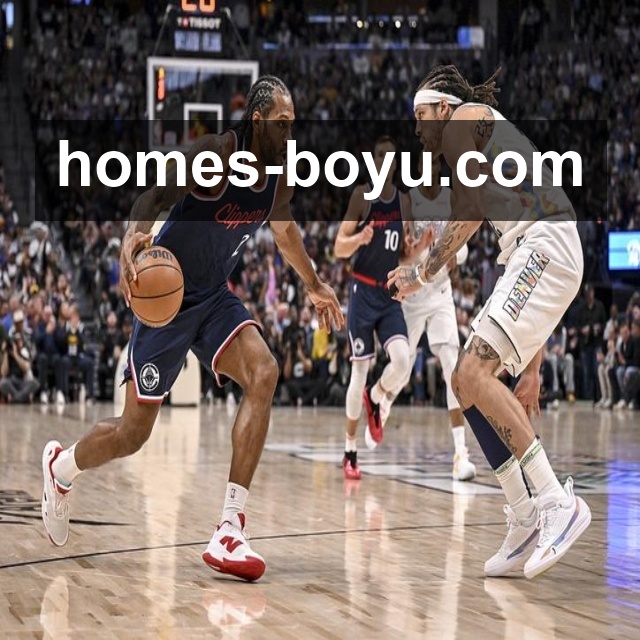 诺坎普看台红蓝旗帜飘扬，巴萨球迷庆祝球队重返西甲榜首时刻